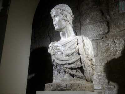 La tecnica scultorea utilizzata � infatti quella tipica del 1200 e il busto risulta segnato da rughe di espressione su fronte, naso, collo e occhi